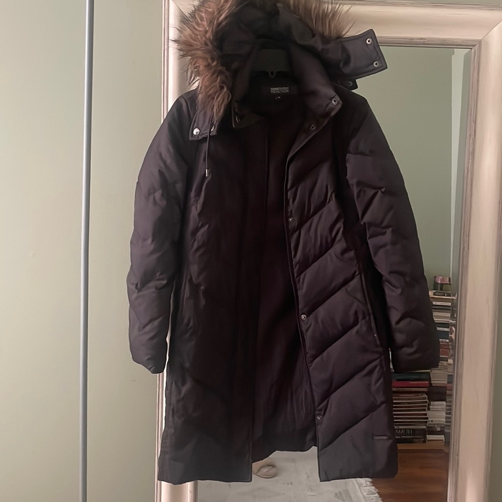Puffy winter coat: KENNETH COLE REACTION winter coat!! Xs